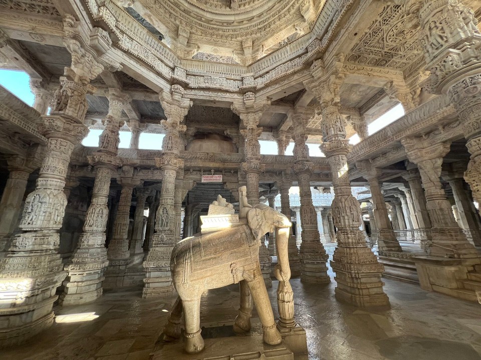Indien - Rajsamand - Unfettered weiße kunstvoll verzierte Marmorsäulen. Stützen dieses architektonische Meisterwerk.