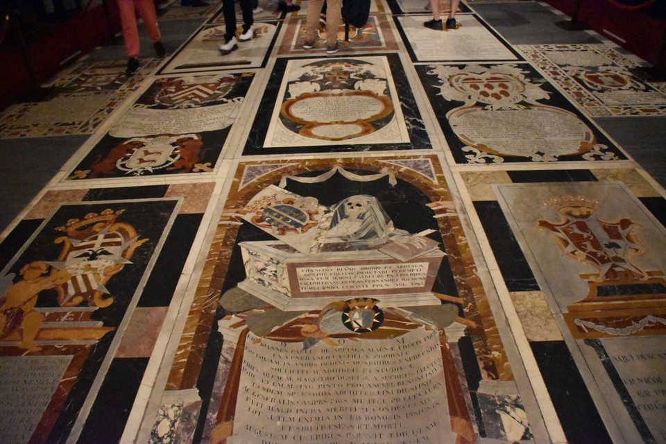 Malta - Luqa - Ein weiteres Kunstwerk der Kathedrale ist die Sammlung der Marmorgrabsteine in der Mitte des Hauptschiffs auf dem Fußboden , in dem viele bedeutende Ritter begraben wurden.  Die 375 Grabsteine sind mit den jeweiligen Wappen der Ritter, Skeletten und Totenschädeln verziert.