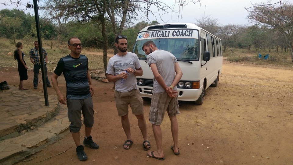Ruanda - Akagera Village - Weil wir bei den Elefanten unerlaubeter Weise das Auto verlassen haben, konnten wir erst nach einer Zahlung von 100 $ den Park verlassen. That's Africa!