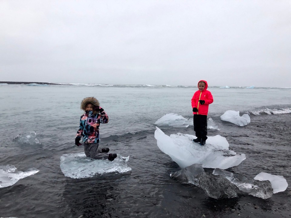 Island - Sveitarfélagið Hornafjörður - Ei ei ei... Also ein bisschen Angst habe ich schon, dass hier eine Scholle wieder ins Meer zurücktreiben könnte... Man sieht es hier nicht so direkt, aber das Meer ist wirklich sehr sehr machtvoll hier. Es ist sehr windig und laut...