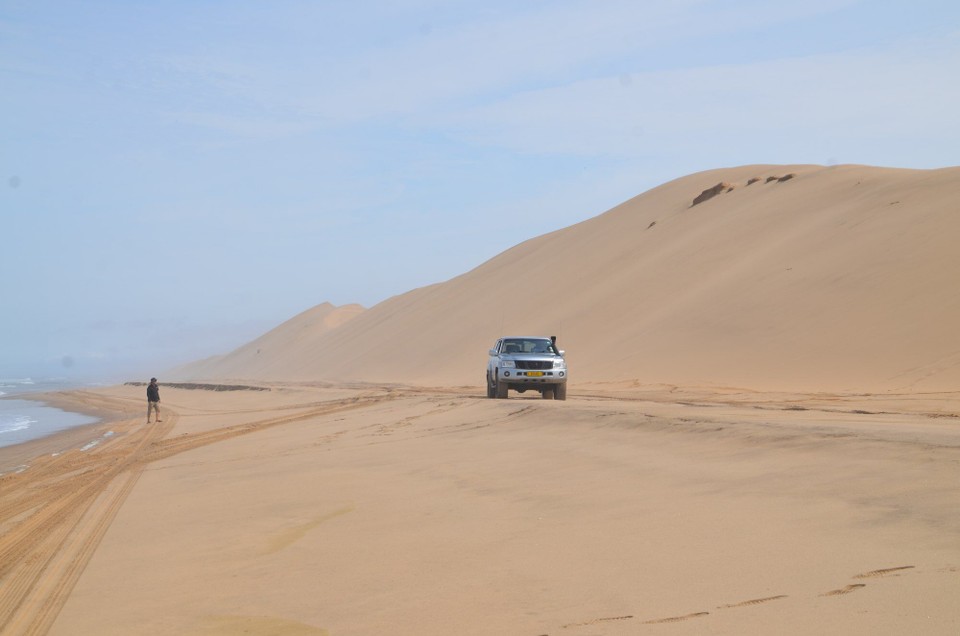 Namibia - Walfischbucht - südlich vum Delta  kommen d'Dünen vu bis zu 130 m Hiicht bis un de Strand