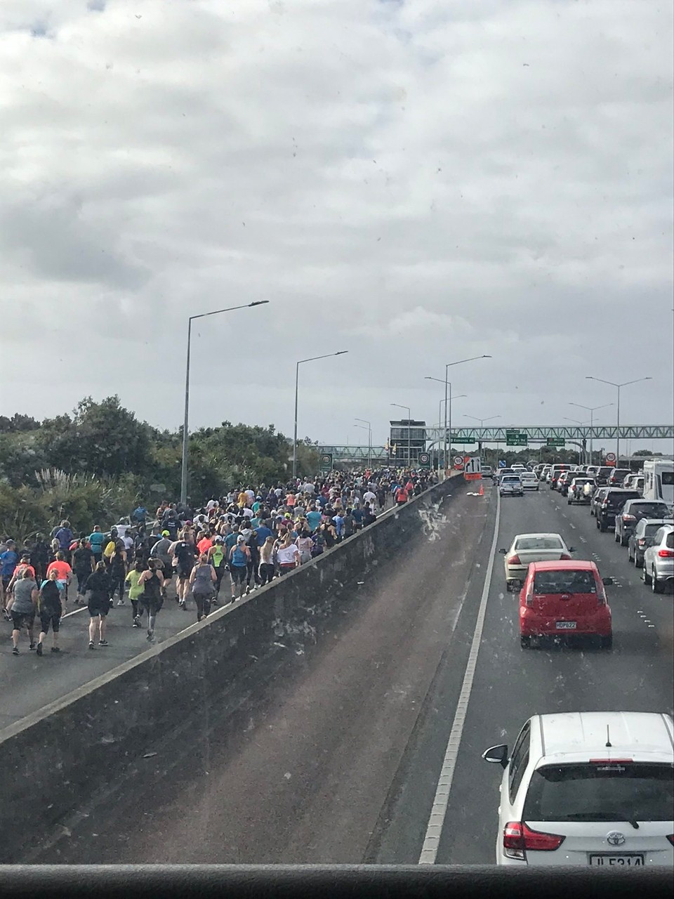 Neuseeland - Auckland - Der 11km Lauf über die Harbour Bridge läuft schon.
