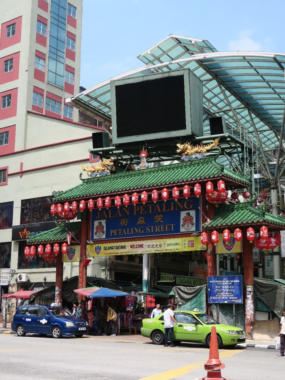 Malaysia - Kuala Lumpur - Petaling street, rue commercante chinoise, pleine de chinoiseries....