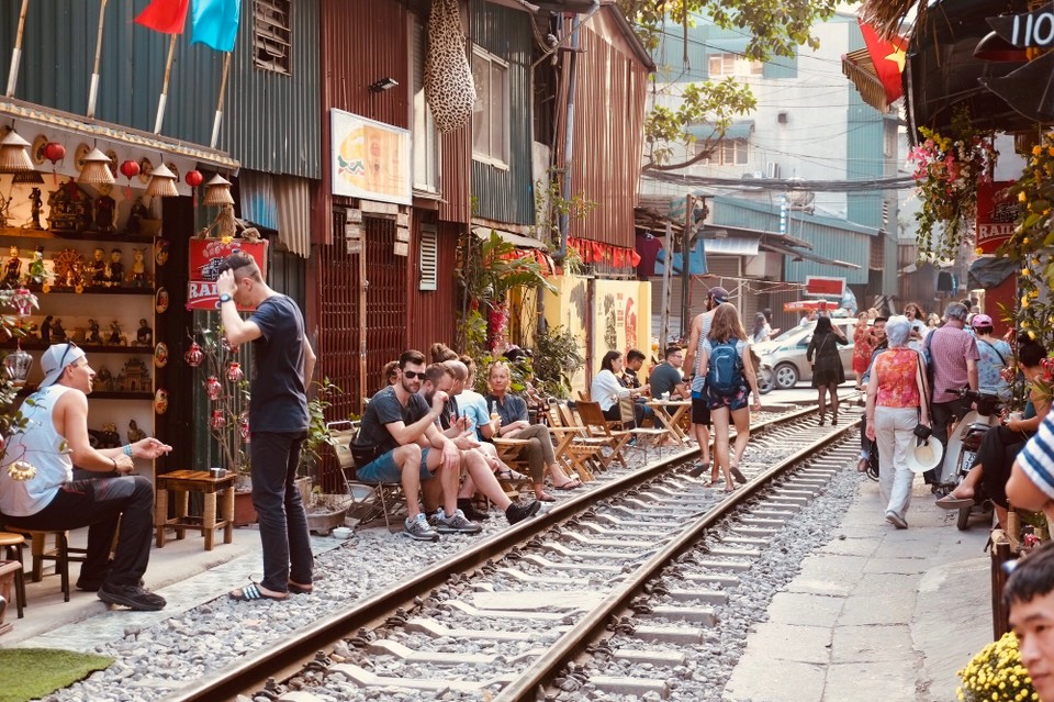 Vietnam - Hanoi - Wo normalerweise eine Strasse ist, ist hier eine Eisenbahnstrecke. Und ja, der Zug fährt hier durch ... mehrmals am Tag!