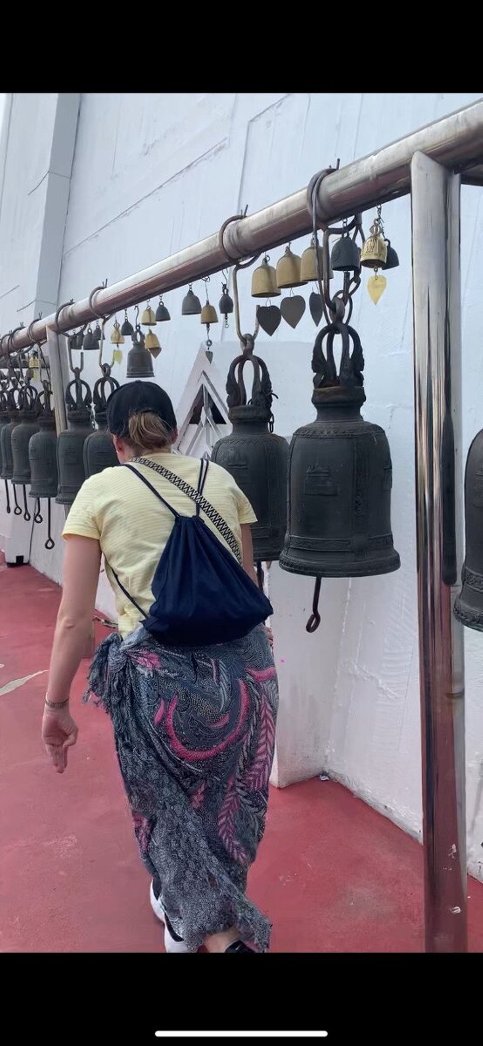 Thailand - Bangkok - Es gibt hierzu auch ein Beweisvideo auf dem sie an den Glocken vorbeirennt und ALLE läutet. Da sind so einige Mönche aus den Latschen gekippt 