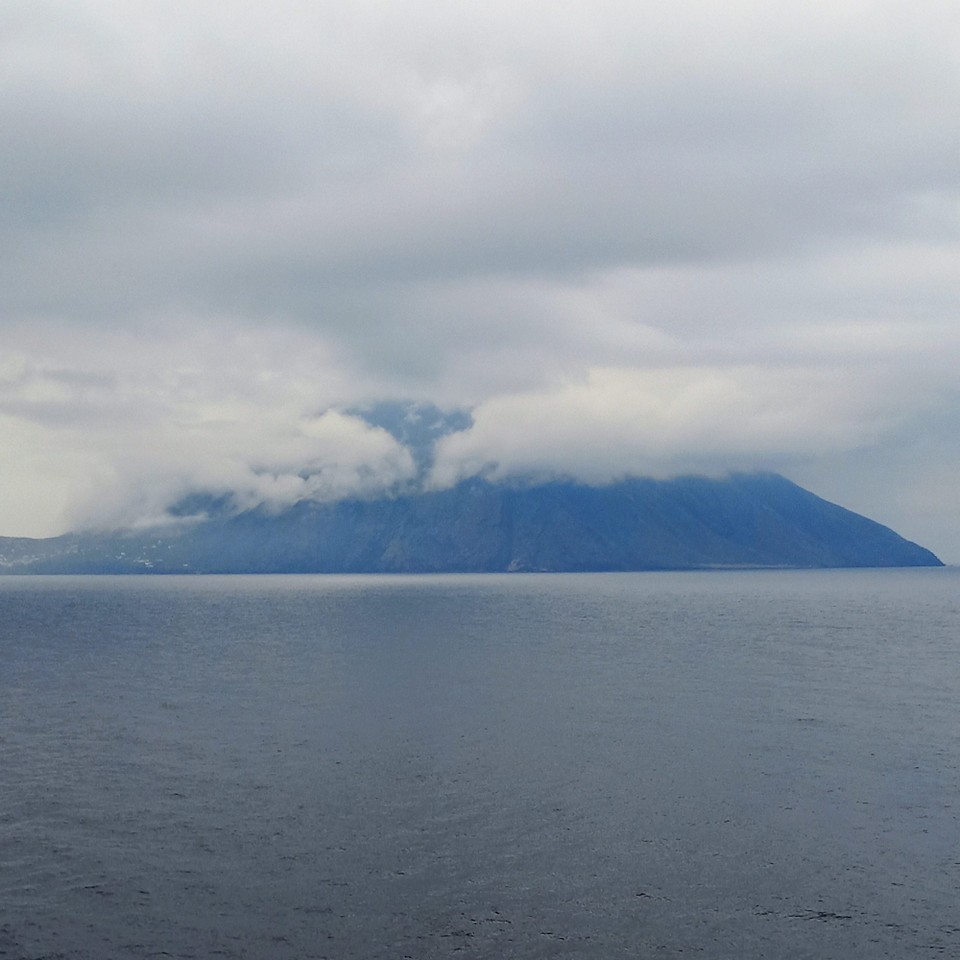 unbekannt - unbekannt - Vulkan Stromboli in den Wolken.
