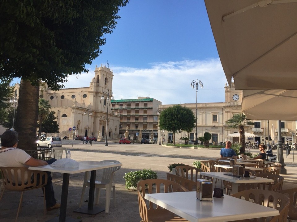  - Italien, Avola - gemächliches Nichtstun auf dem Hauptplatz von Avola