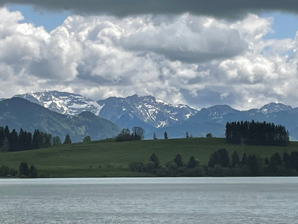 Deutschland - Lechbruck am See - Das Etappenziel ist nicht mehr weit, wenn die Berge so nah sind