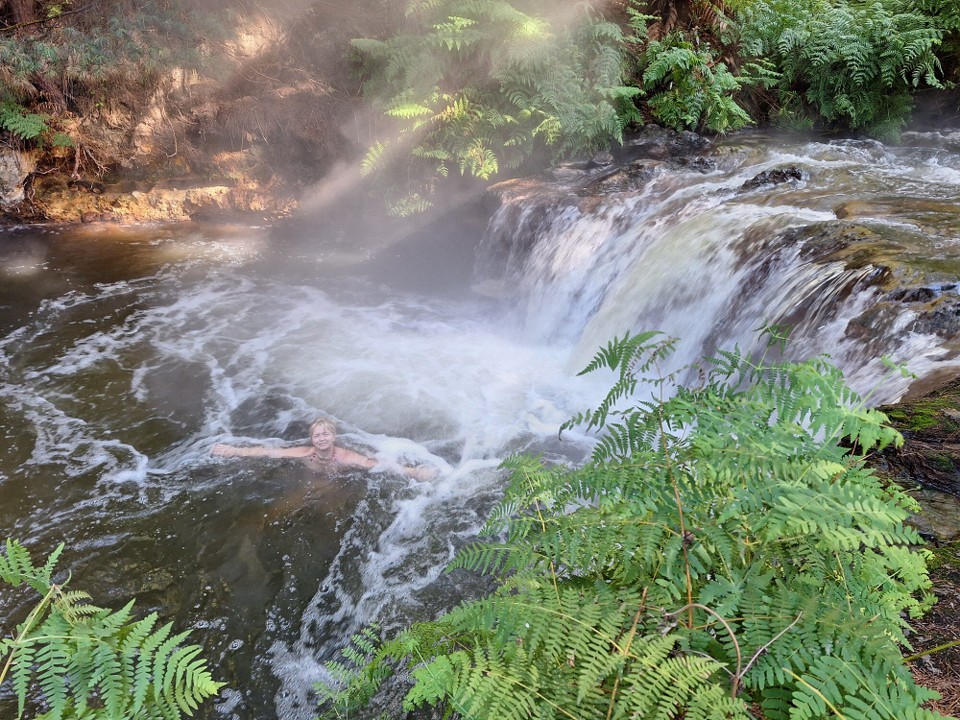 Neuseeland - Turangi - Baden im Thermalwasser Kerosene Creek