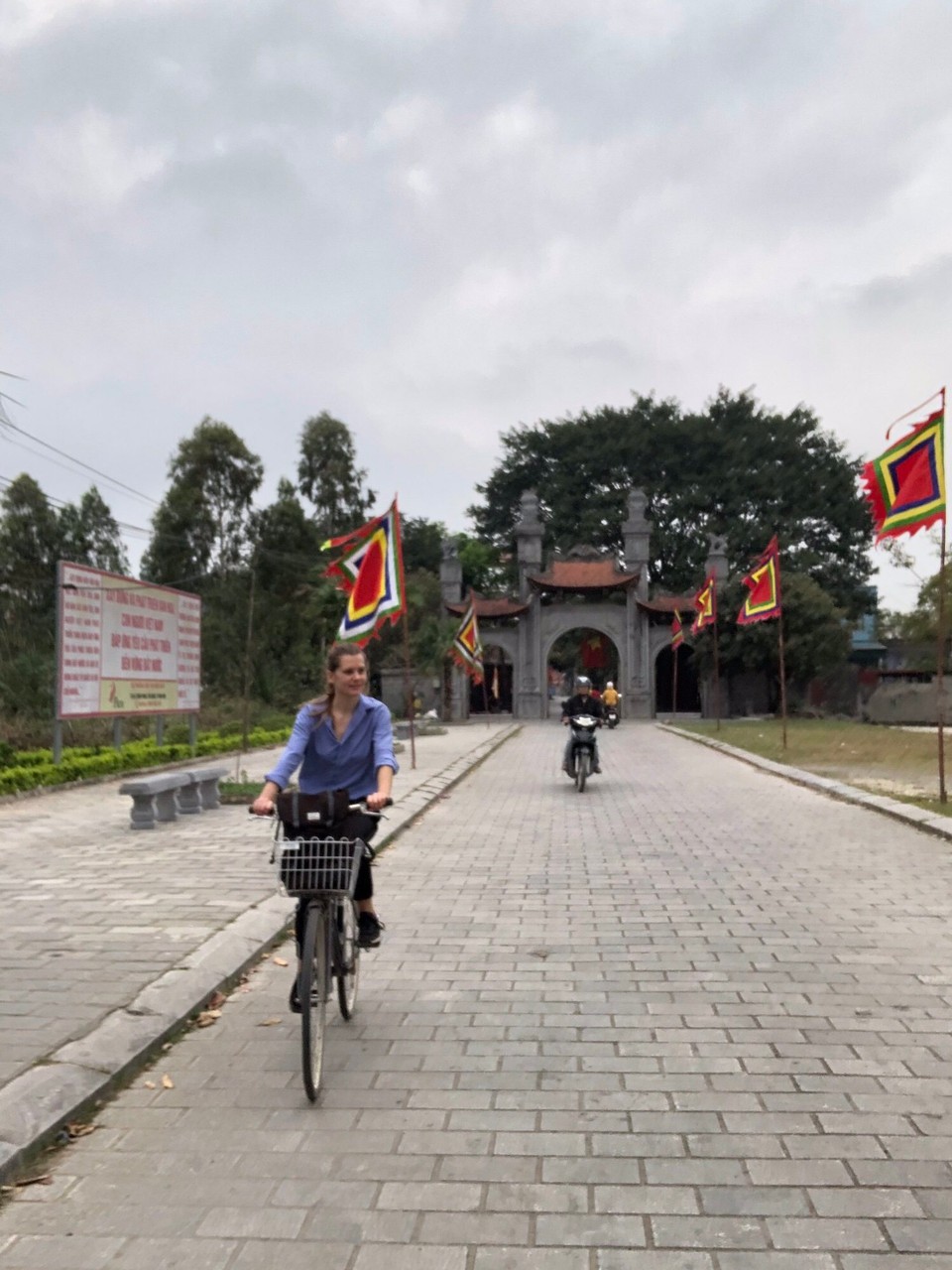 Vietnam - H. Hoa Lư - Mit dem Fahrrad nach Hoa Lu, einer alten Kaiserstadt. Viel zu sehen gab es allerdings nicht. 