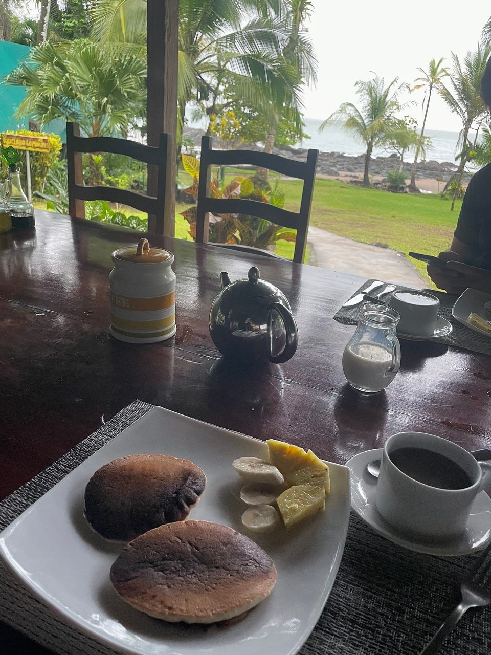 Costa Rica - Osa - Bei der Aussicht 🌊 🥞 lässt sich auch in einen verregneten Morgen gut starten 