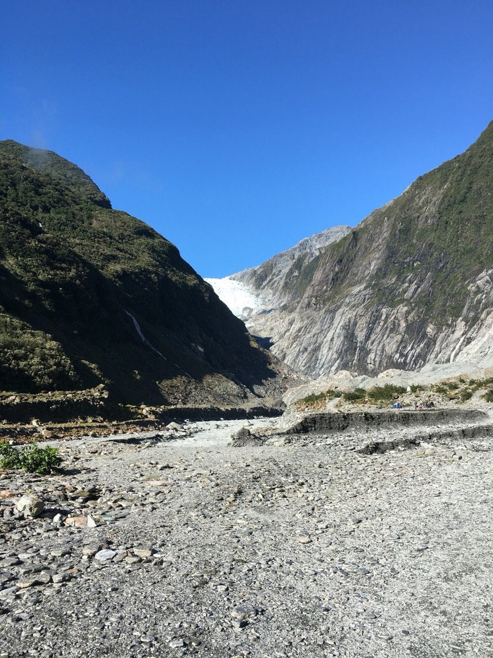 New Zealand - Franz Josef Glacier - Das hier war alles mal Gletscher. Unglaublich? Mhh naja eigentlich war ja überall mal Eis, also... ;) aber es ist schon unglaublich wie der Gletscher das Tal hier geformt hat und was für eine Kraft das Eis hat 