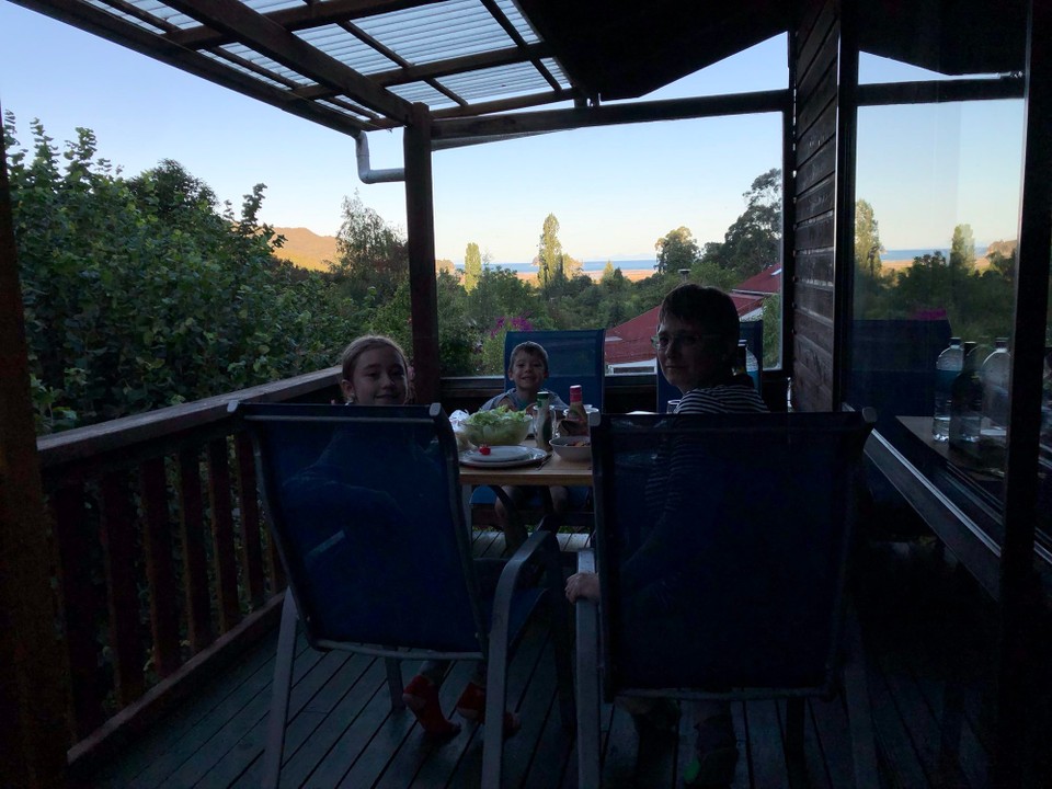 Neuseeland - Marahau - In Marahau übernachten wir wieder einmal in einer Wohnung. Die nächsten zwei Nächte verbringen wir in den Buena Vista Appartements in der Wohnung Salsa. Und die Sicht ist wirklich nicht schlecht. Von der Terrasse sehen wir die Tasman Bucht.