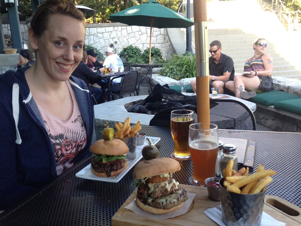 Canada - Whistler - Broodje (The Gatekeeper en The Guinness Burger) bij de Ier, welverdiend na een fantastische zipline tour.