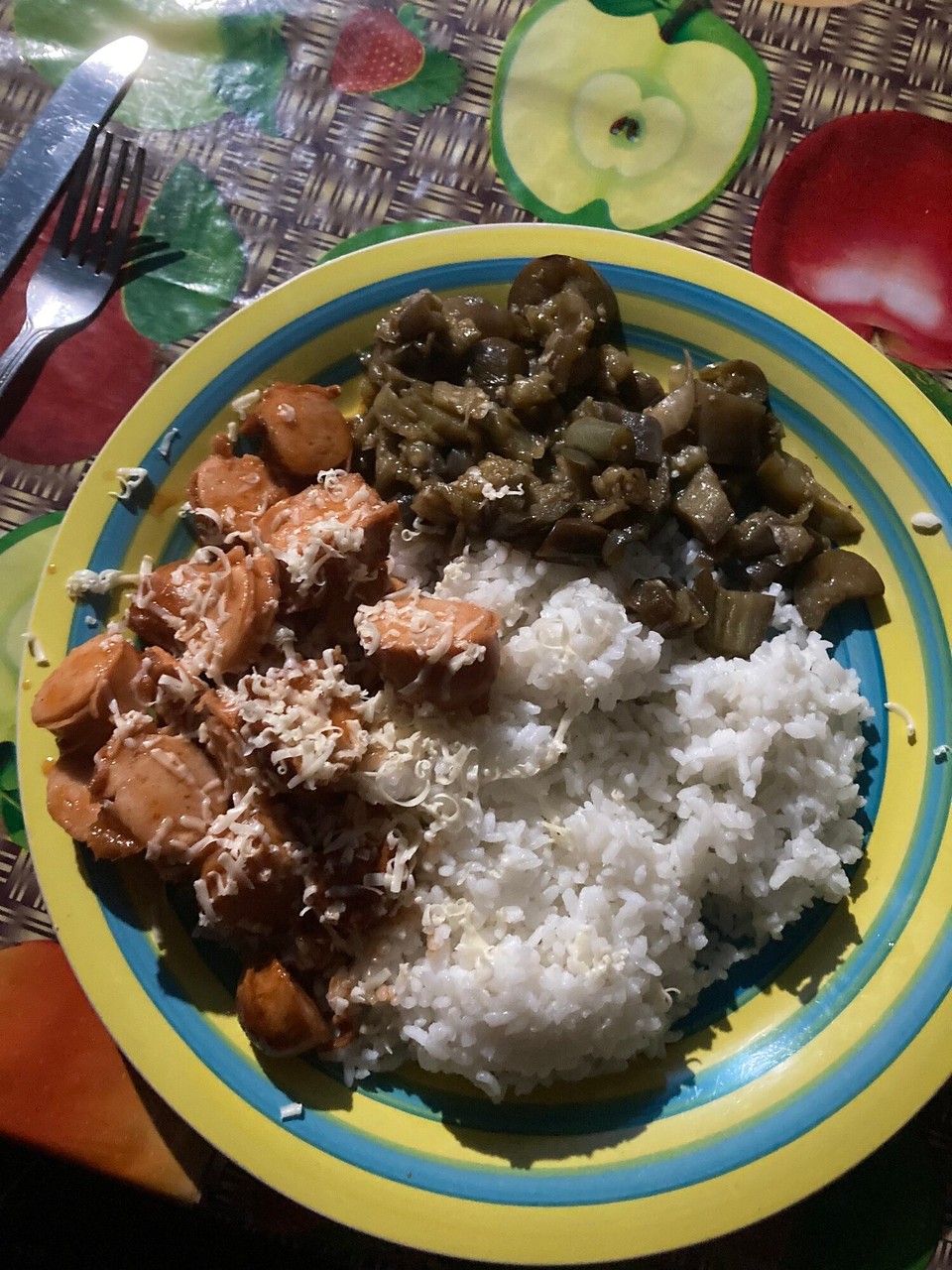 Fidschi -  - Das Essen muntert wieder auf, heute mal kein Fisch sondern Hühnchenwurst mit Auberginen und Reis