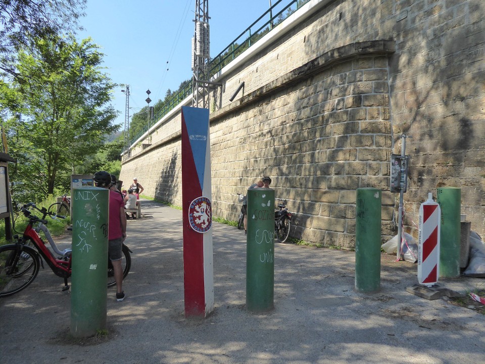 Tschechien - Ústí nad Labem - Und nun war ich also an der Grenze und habe damit einen weiteren wichtigen Meilenstein meiner Reise erreicht. Langsam werde ich ein bisschen wehmütig. War dies doch der drittletzte Fahrtag.