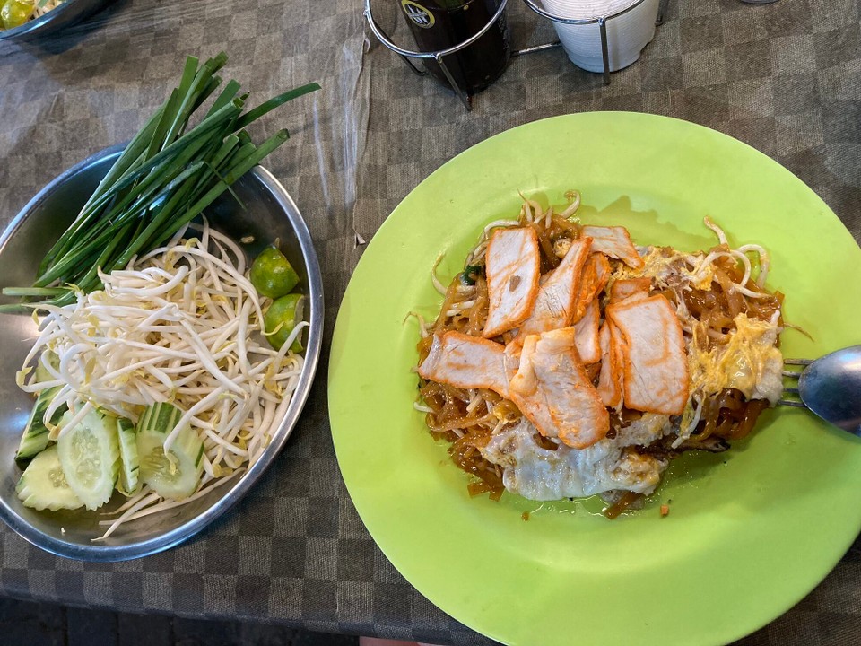 Thailand - Mueang Chumphon - Heute mal Pad Thai mit Schwein und so viel Grünzeug wie ich mag 🤭