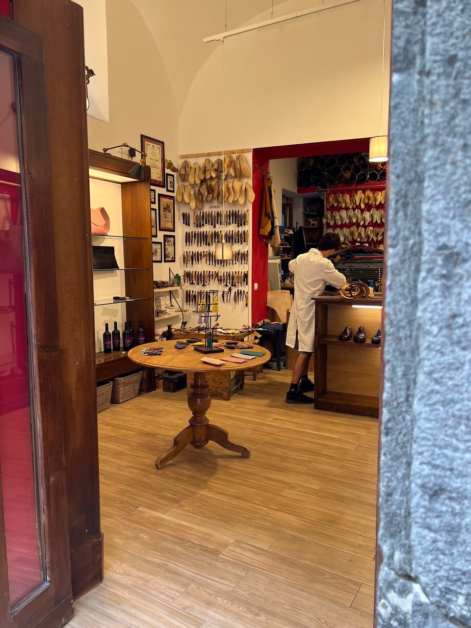 Italien - Orvieto - Hier ein Schuhmacher-Laden. Tom fand, es sieht dort ein wenig aus wie bei uns in einem Larven-Atellier🥳
