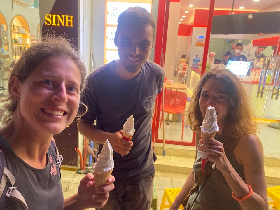 Vietnam - Dien Bien Phu - Nach dem Abendessen gönnen Sam und ich uns noch ein Eis und treffen Bartolemey (Frankreich) vom Boot wieder 😅