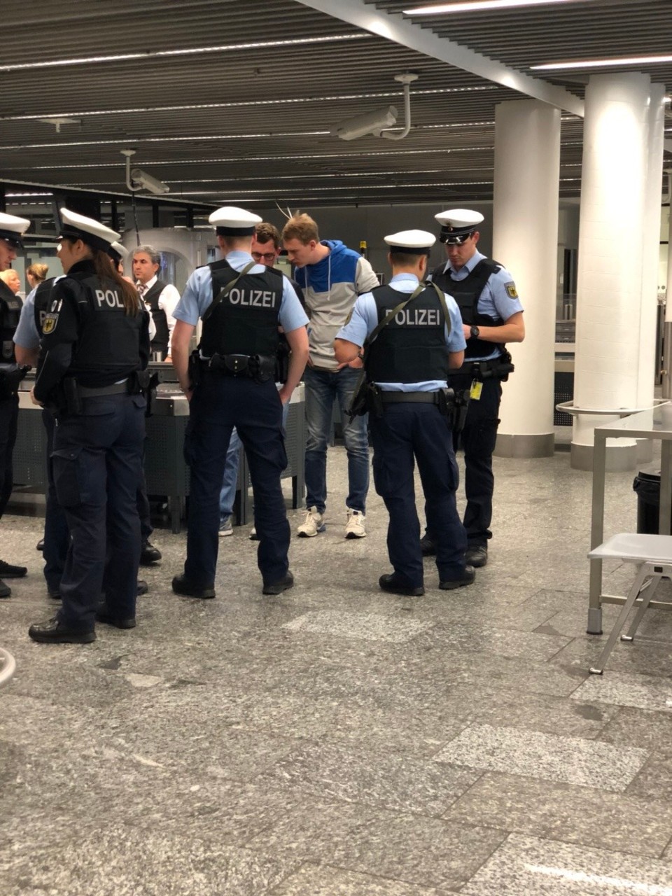 Germany - Frankfurt am Main - Wir recherchierten und verhandelten, da wir die Bestellung auf keinen Fall zurücklassen wollten. Die Aktion dauerte ca 30 min und es waren etliche Polizisten und ca 6 Personen vom Sicherheitspersonal involviert. Die beiden Akkus dürfen weiter nach Addis Abeba fliegen. Yes!