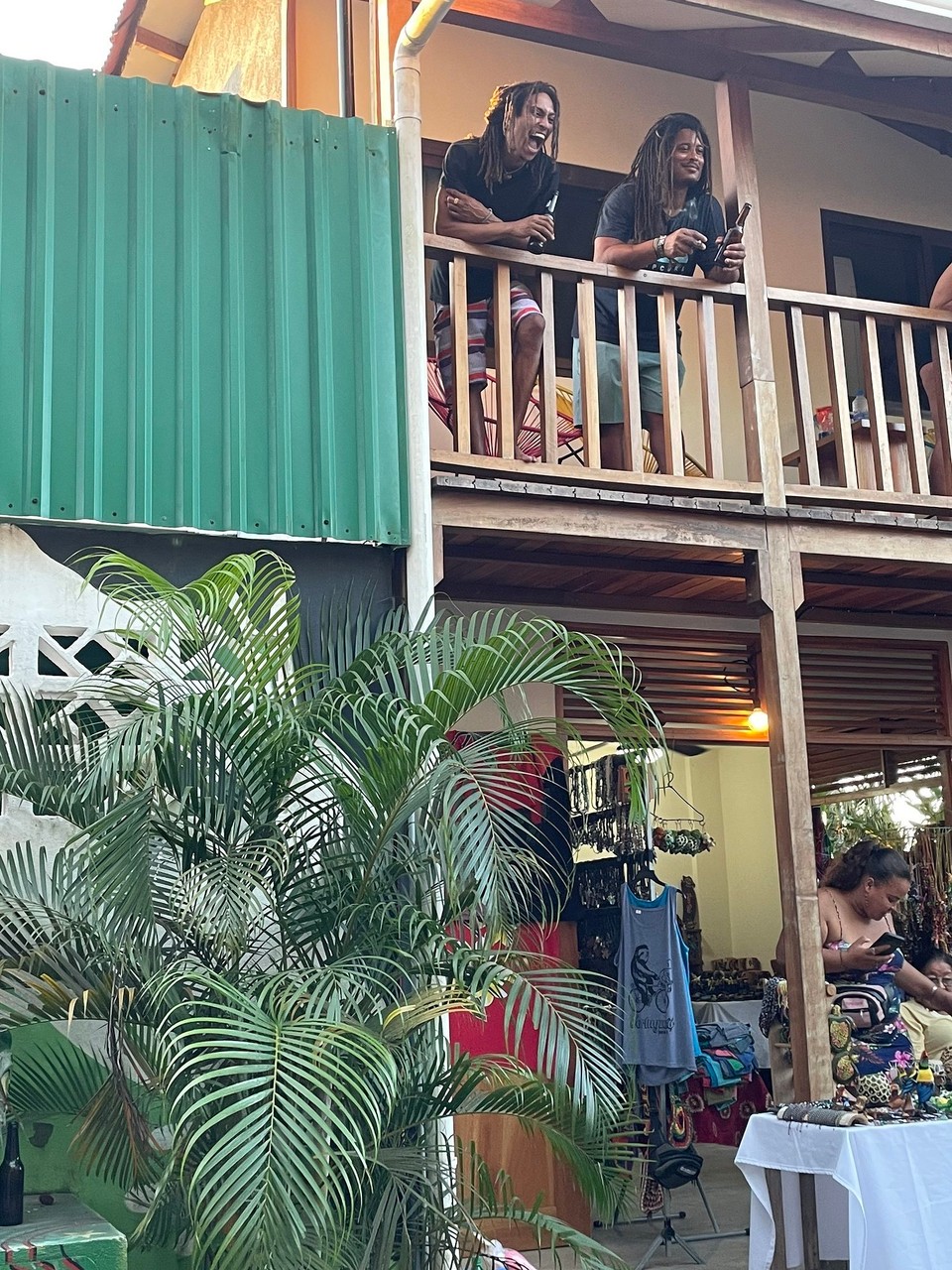 Costa Rica - Pococí - … und wo das Auge (und die Nase 👃) hinreicht: 🌿 🚬