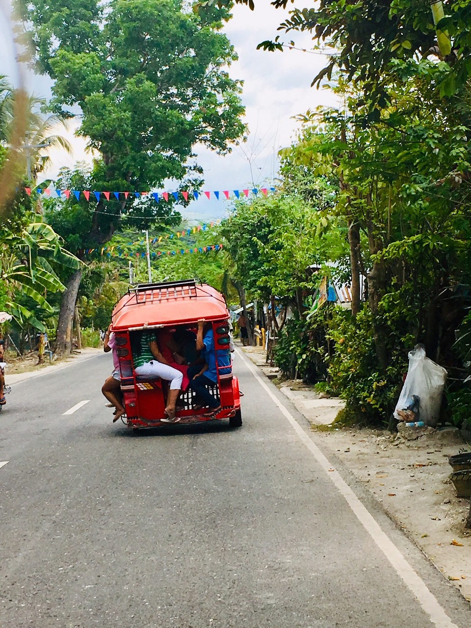 Philippines - Moalboal - Tricyclen brukes flittig av de lokale og som du ser så fyller de den opp..