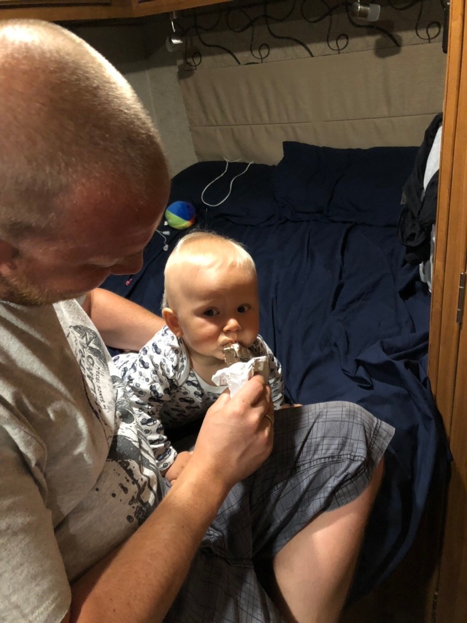 Vereinigte Staaten - Needles - Tom kam von hinten angekrabbelt und „haps“ schwuppdiwupp hat er Papas Eis angeknabbert 🤣