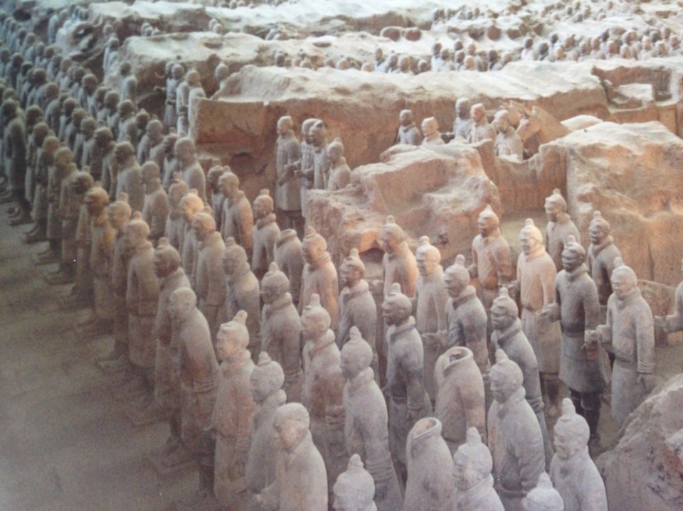 China - Lintong - Die vordere Abteilung besteht aus 210 Bogenschützen, gefolgt von gepanzerten Speerträgern