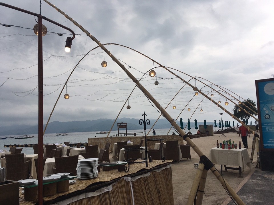 Indonesien - Lombok Utara - Viele Strandrestaurants auf der Ostseite