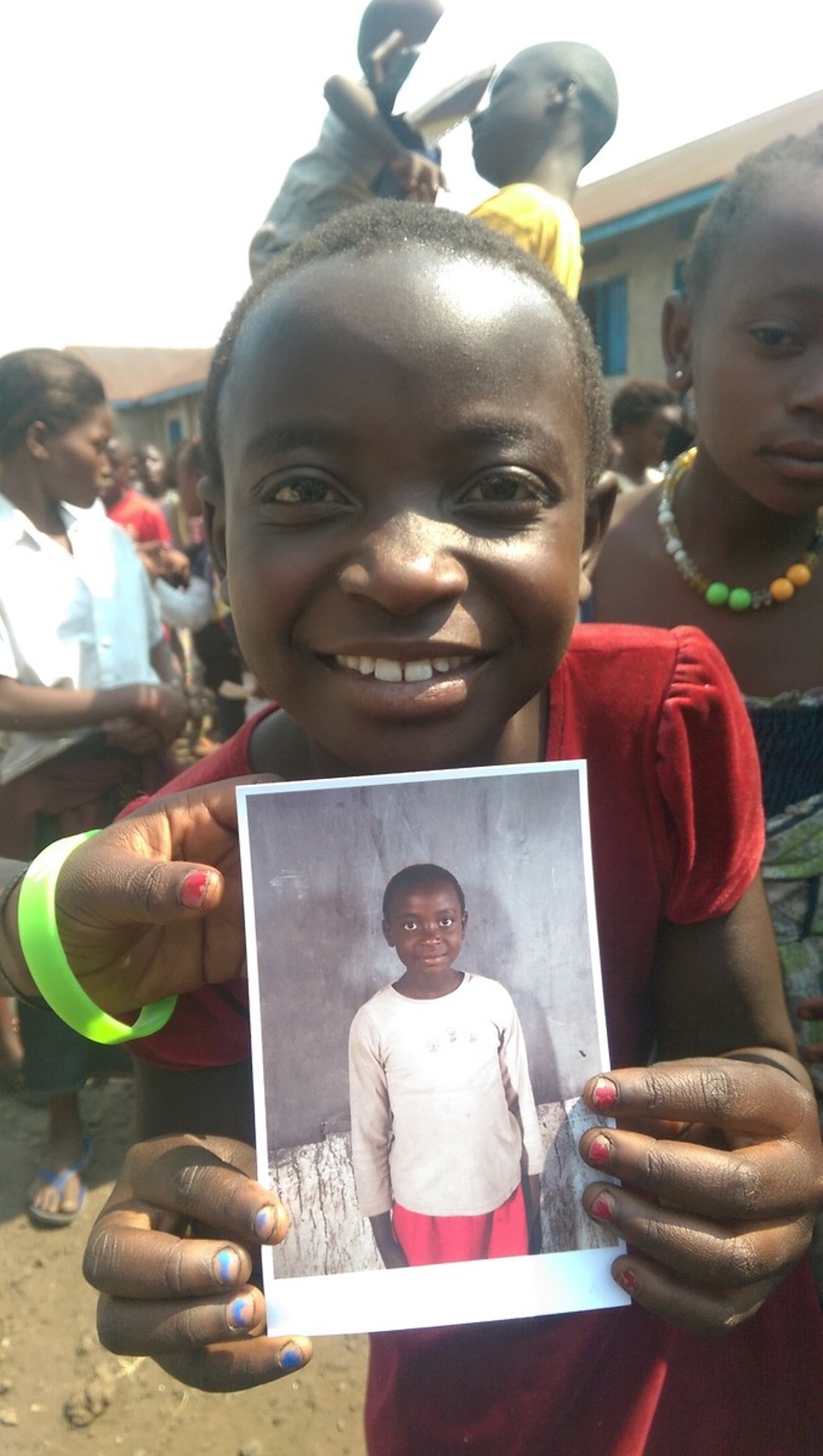 Demokratische Republik Kongo - Goma - Ein besonderes Highlight für die Kids wie für uns. Die gemachten Bilder den Kindern zu übergeben und ihr strahlendes Lächeln dabei aufzunehmen hat uns sehr bewegt.