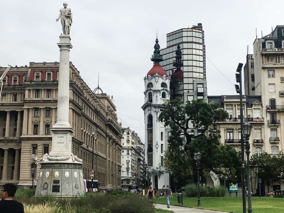 Argentinien - Buenos Aires - Next Day: weiter geht’s durch BA, man beachte den Denkmalschutz im Hintergrund
