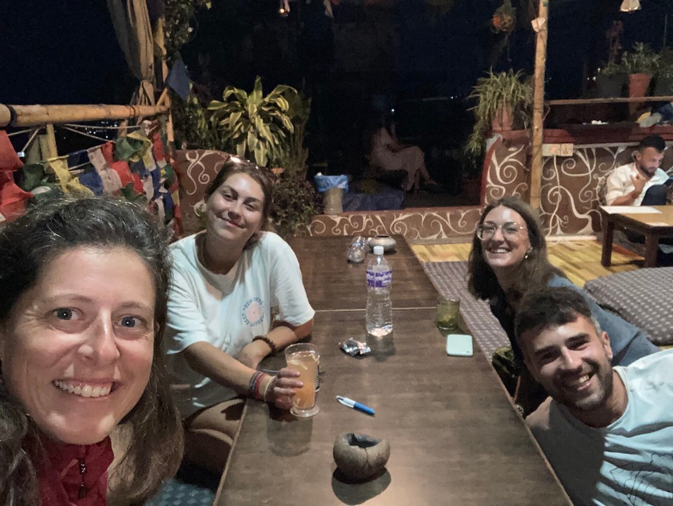 Nepal - Kathmandu - Mit Jess (Frankreich/ Großbritannien), Noemi und Marco (beide Italien) genieß ich den Abend auf der Dachterrasse 🥳😊