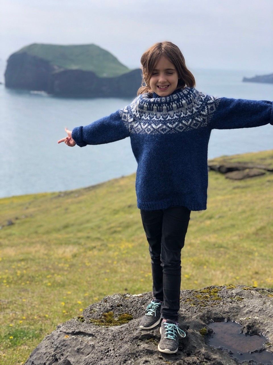 Island - Vestmannaeyjar - Lena passt auch toll in den Isländerpulli…