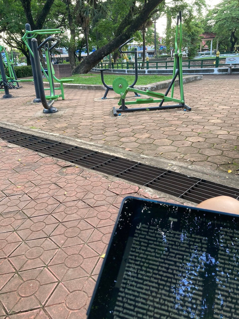 Laos - Vientiane - Erst sporteln dann lesen 🤓😎