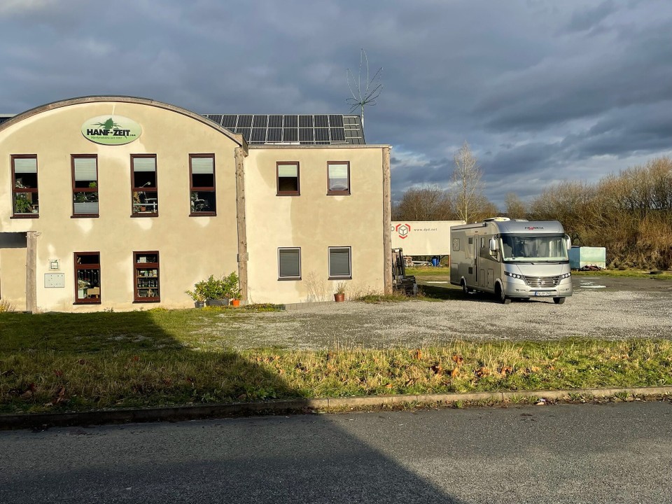 Deutschland - Steinheim - Unser Stellplatz in Steinheim bei der örtlichen Hanfproduktion - sehr nette Besitzer die gegen eine Spende uns dort zwei Tage stehen lassen.