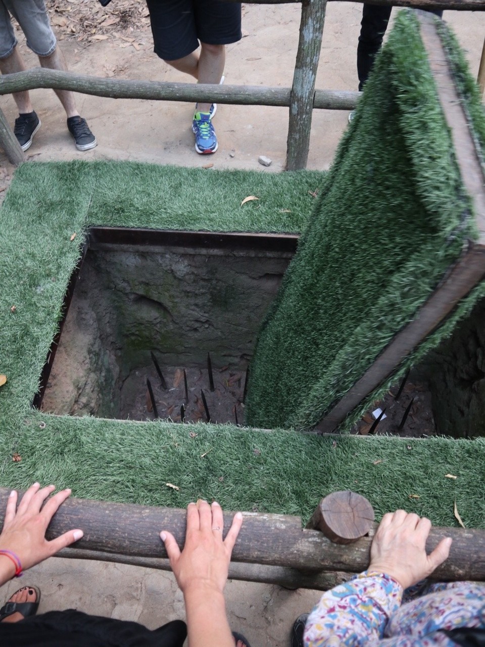 Vietnam - Ho-Chi-Minh Stadt - Die Trap-Fallen sollten nur abschrecken... es wurde Maschinenöl verwendet um keine Tiere in die Falle zu locken...