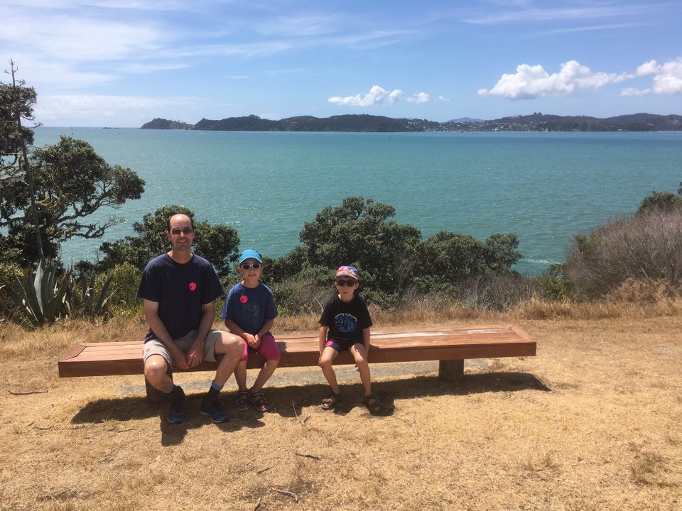 Neuseeland - Waitangi - Herrliche Aussicht von Waitangi nach Russell. Leider ist der Furlan-Kleber nicht mehr da - vielen Dank fürs hinführen.