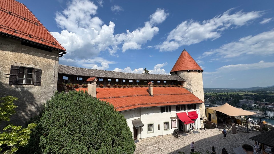 Slowenien - Portorož - Die Geschichte der Burg reicht in das Jahr 1004 zurück, als der deutsche Kaiser Heinrich II. das Gut Bled dem Brixner Bischof Albuin schenkte. Damals stand an der Stelle der heutigen Burg nur ein romanischer Turm, umgeben von einer Schutzmauer.