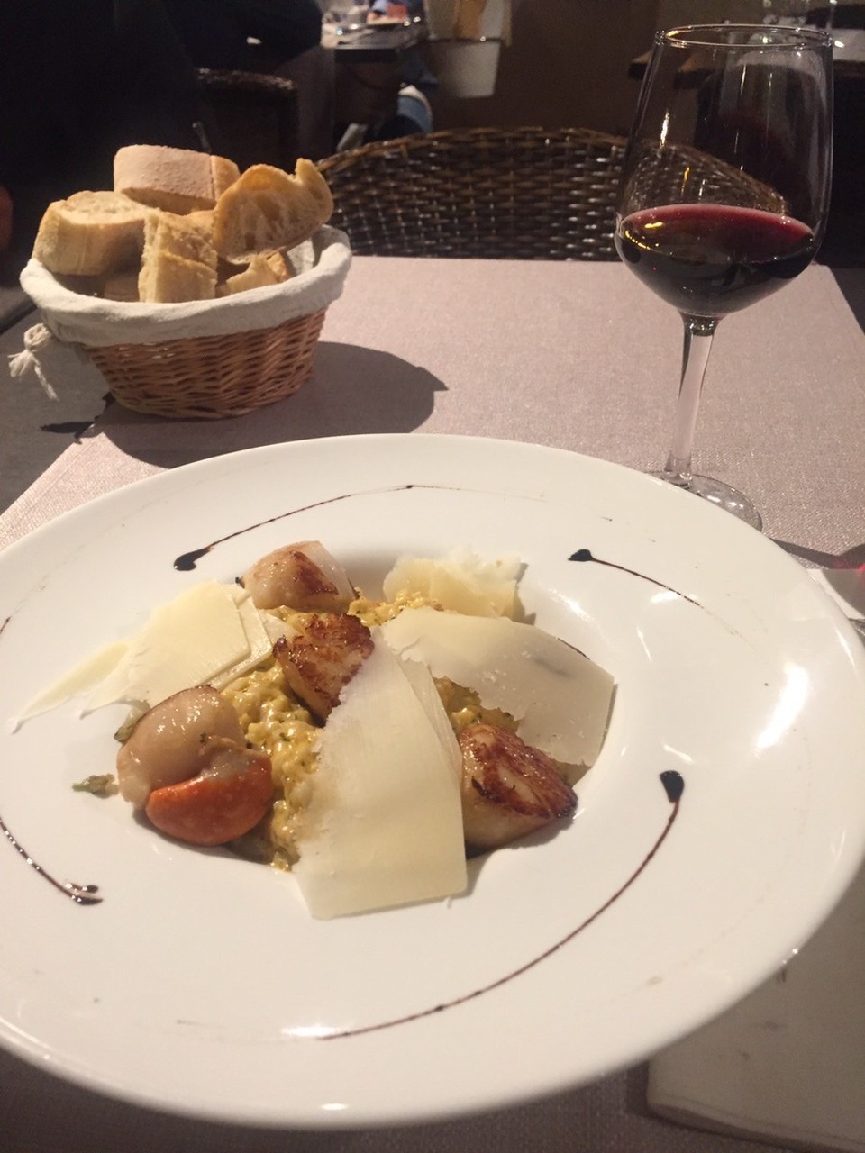  - Frankreich, Grimaud, Das Dorf auf dem Berg - Restaurant de France. Lecker und exclusiv gegessen hier. Scallops mit Risotto und eine Glas - was sonst- Cote du Rhone.. Die Bedienung war richtig  nett.