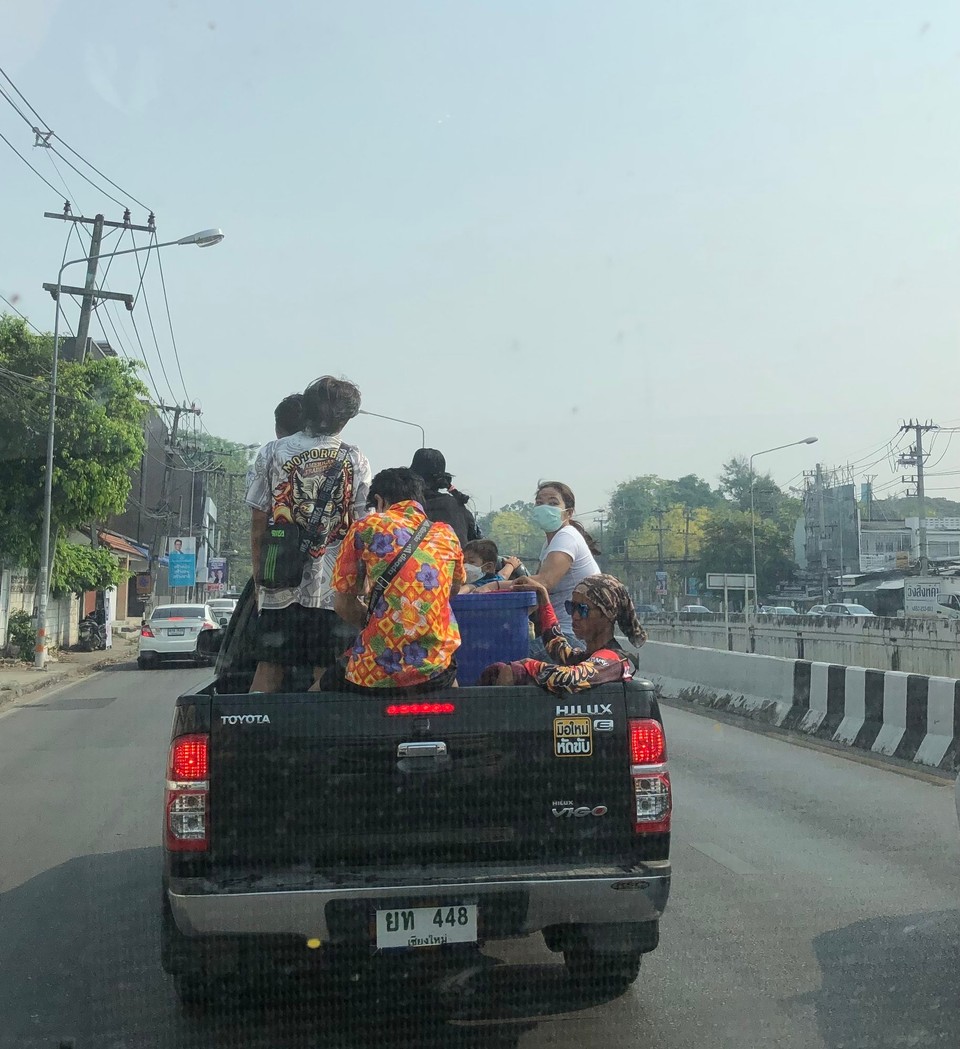 Thailand - Mueang Chiang Mai - Schon am Morgen fuhren Thais zu Sonkran. 