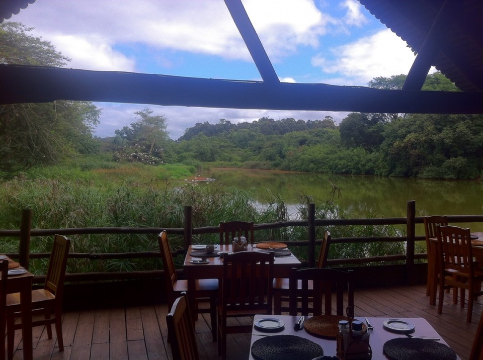 Swasiland - Lobamba - Frühstücksraum im Camp,..., ein See mit Krokodilen und Nilpferden.