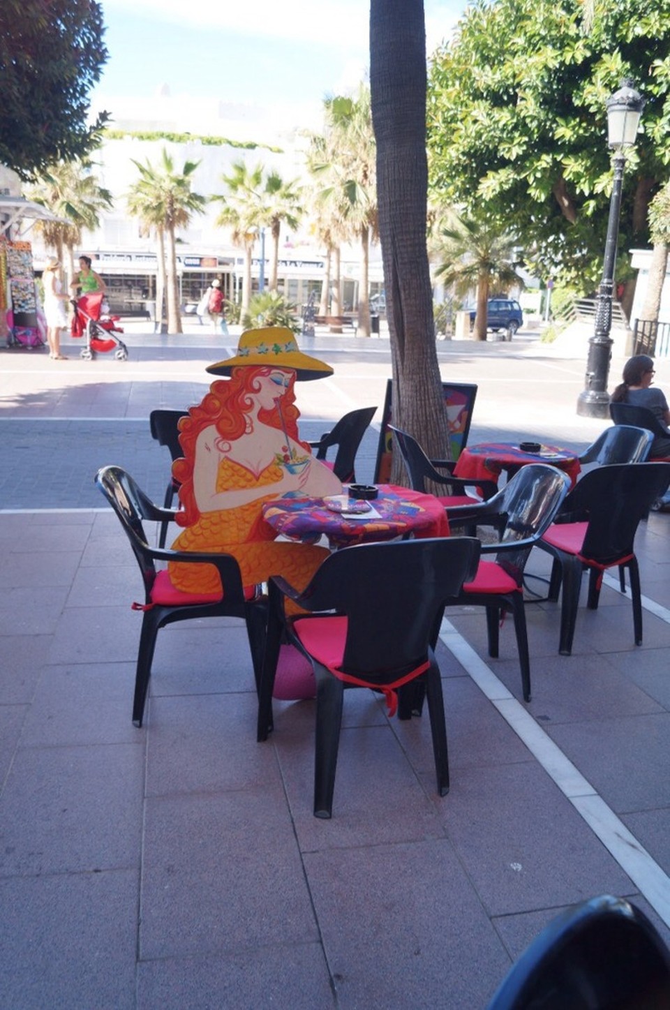 Spanien - Marbella - Damit man den Eindruck hat hier sitzen ein paar Leute. Find ich cool.