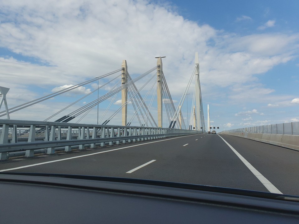 Niederlande - Amsterdam - Noch eine Brücke nach unzähligen Autobahnkreuzen und wir erreichen Amsterdam. 