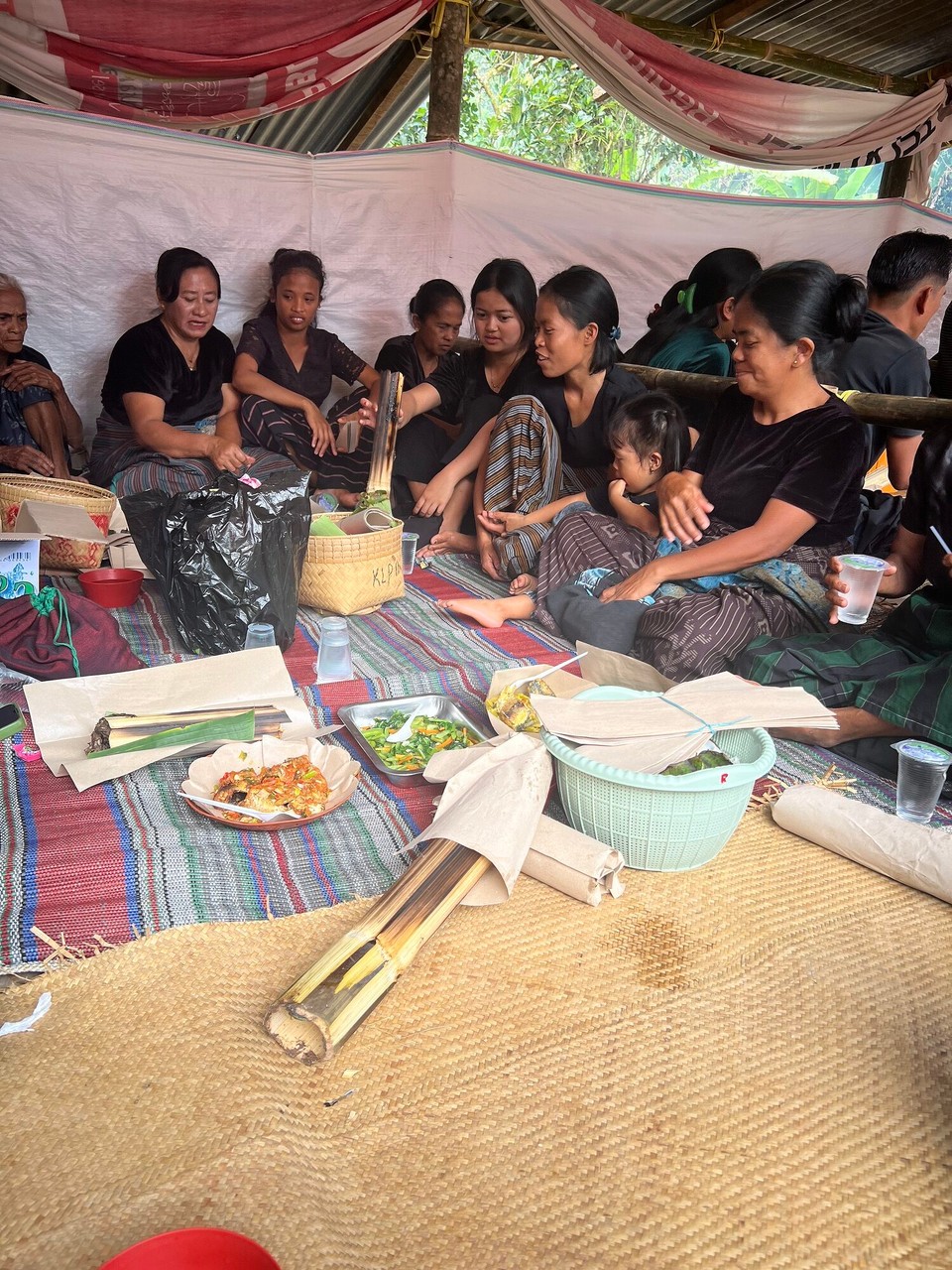 Indonesien - North Toraja Regency - Ich sitze bei den Trauergästen und darf mit ihnen gemeinsam essen.
Man freut sich über die Fremden, erwartet jedoch auch zu recht Respekt.