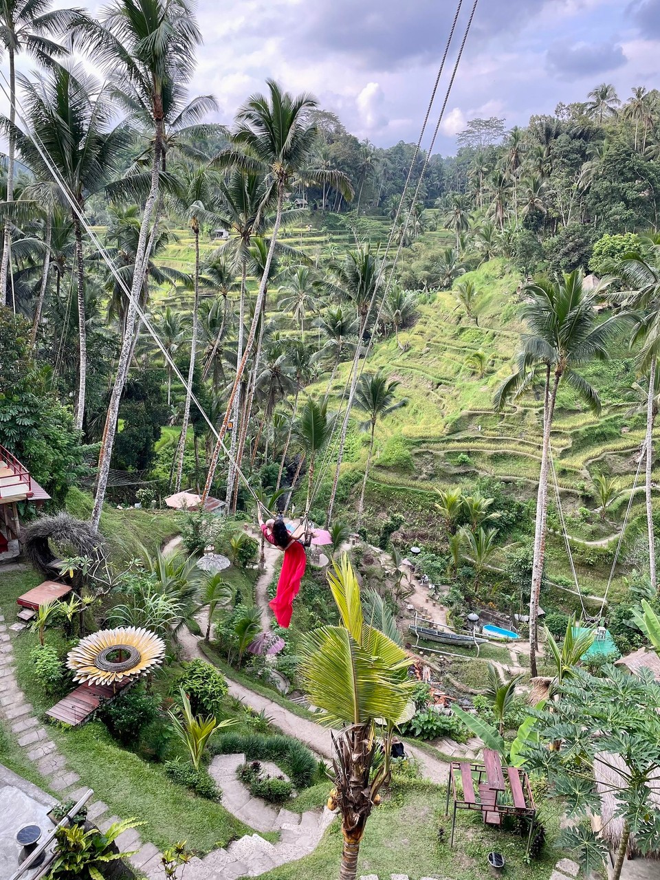 Indonesien - Gianyar - Es gibt hier viele Schaukeln und Ziplines um darüber zu schweben.