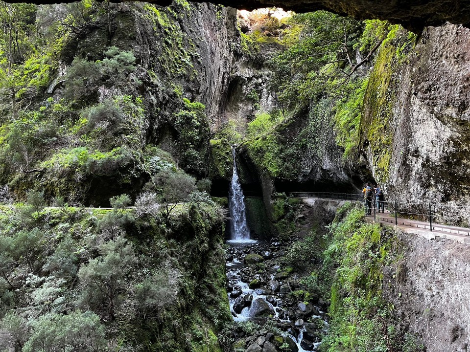 Portugal - Ponta Do Sol - Durch Wasserfälle um Tunnels
