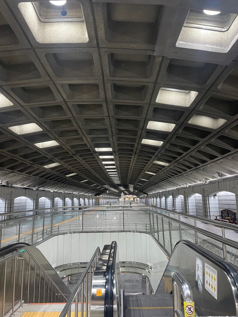 대한민국 - 서울특별시 - Muusbeielei i de Subway, da gits au selte…