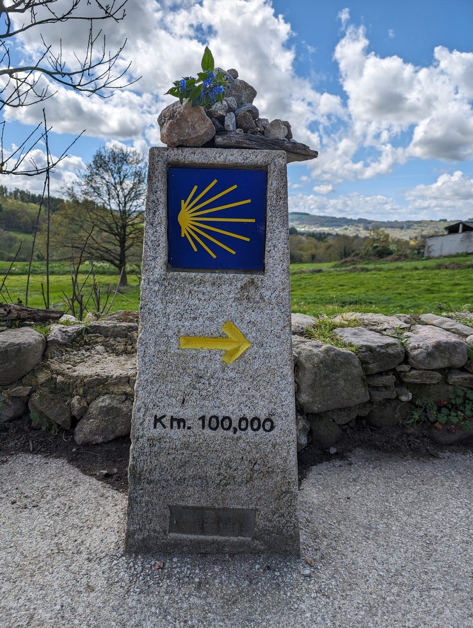 Spanien - Portomarín - Ein echter Meilenstein, auch wenn er Km anzeigt.