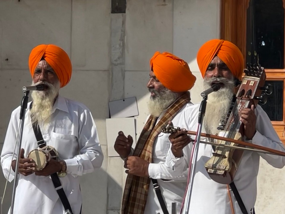 Indien - Amritsar - Die Religion der Sikhs wird über Gesänge, Musik und Ferse verbreitet. Eine Sammlung von Weisen Sprüchen, die einem auf dem richtigen Weg durchs Leben helfen sollen.