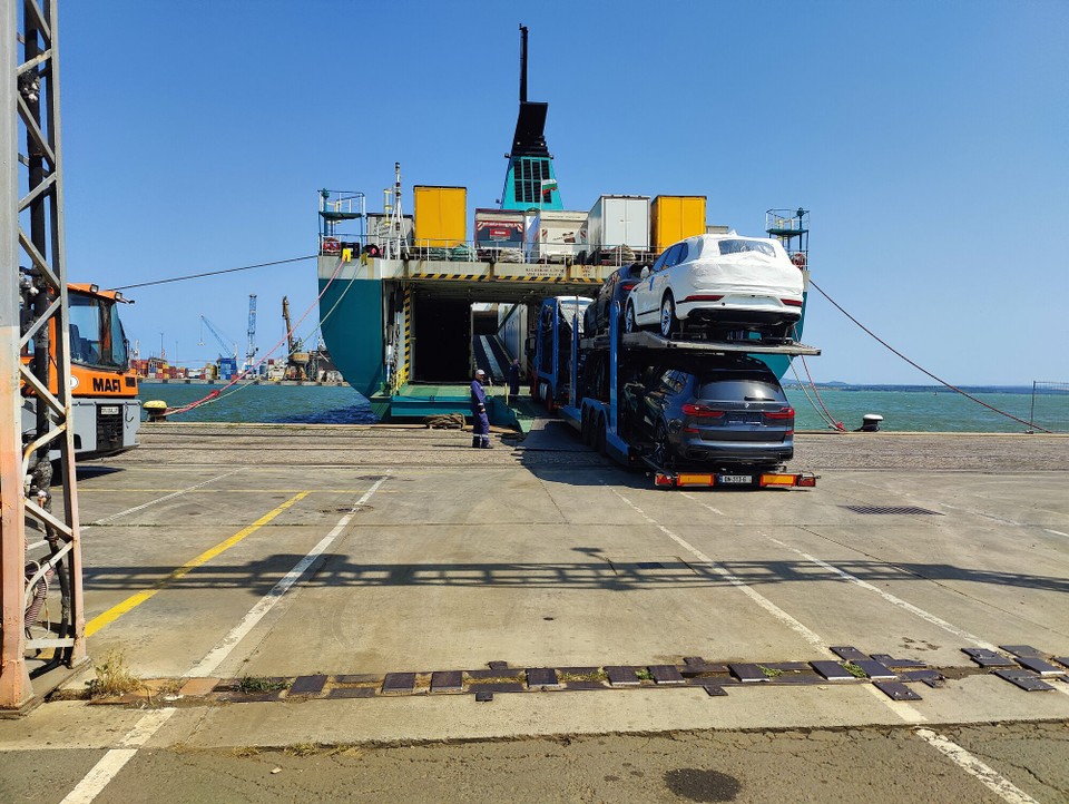 Georgien - Batumi - Beladen der Fähre in Burgas
